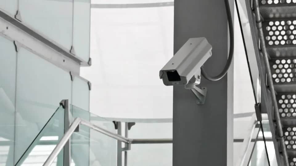 Czy można zamontować kamerę na budynku? Sprawdź ważne zasady i przepisy