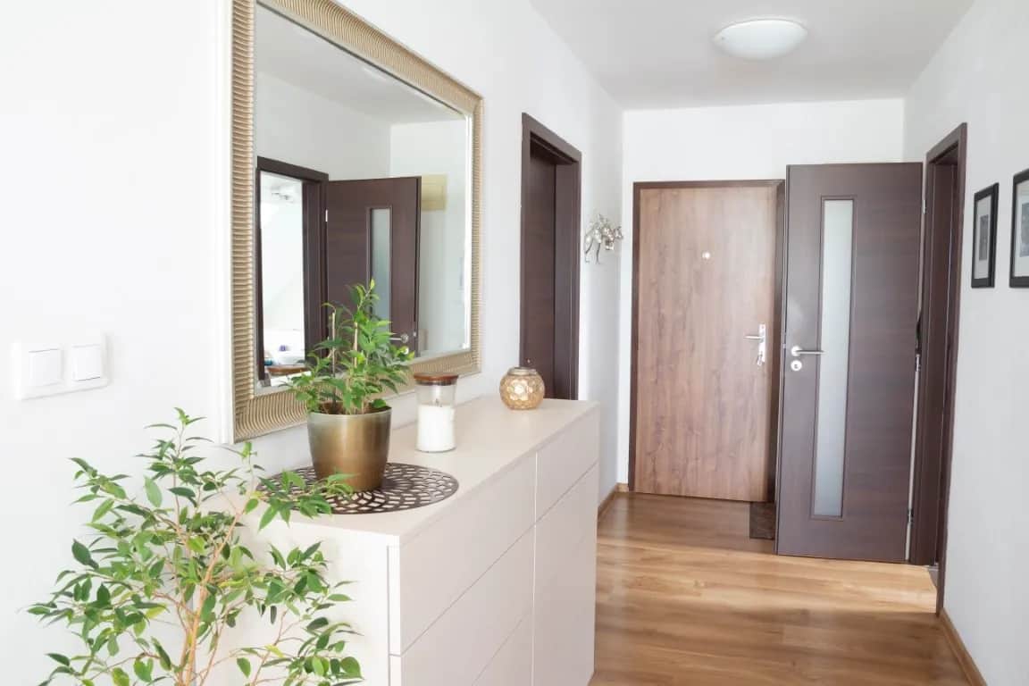 Jak urządzić przedpokój w bloku, aby zyskać więcej przestrzeni i stylu