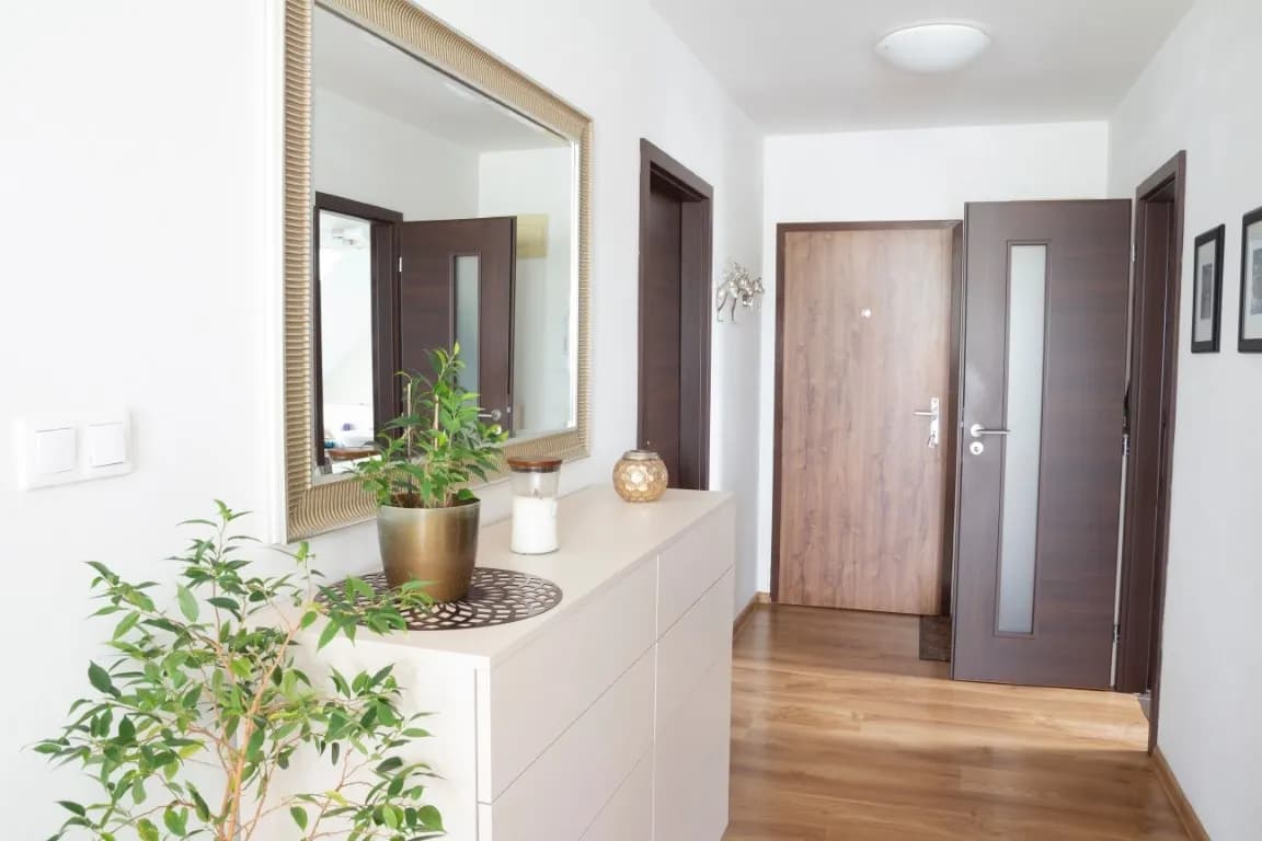 Jak urządzić przedpokój w bloku, aby zyskać więcej przestrzeni i stylu