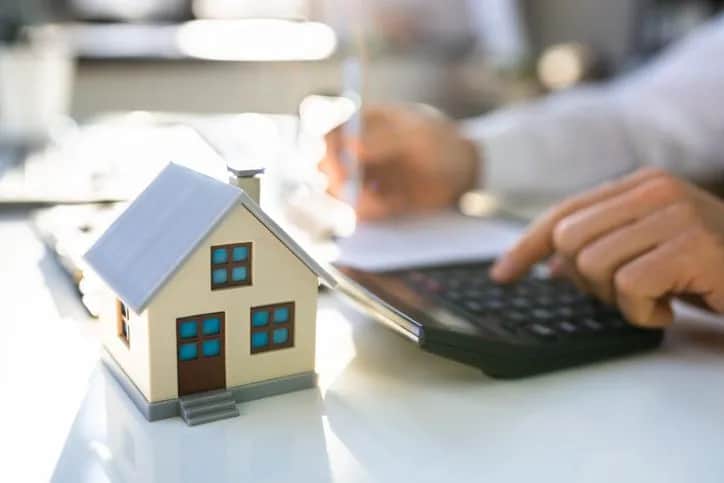 Czy zakup działki trzeba zgłosić do urzędu skarbowego? Sprawdź obowiązki!