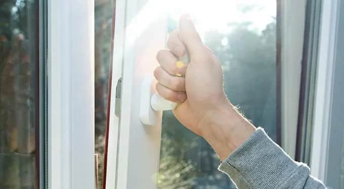 Ile wietrzyć mieszkanie, aby uniknąć zimnego powietrza i oszczędzić energię