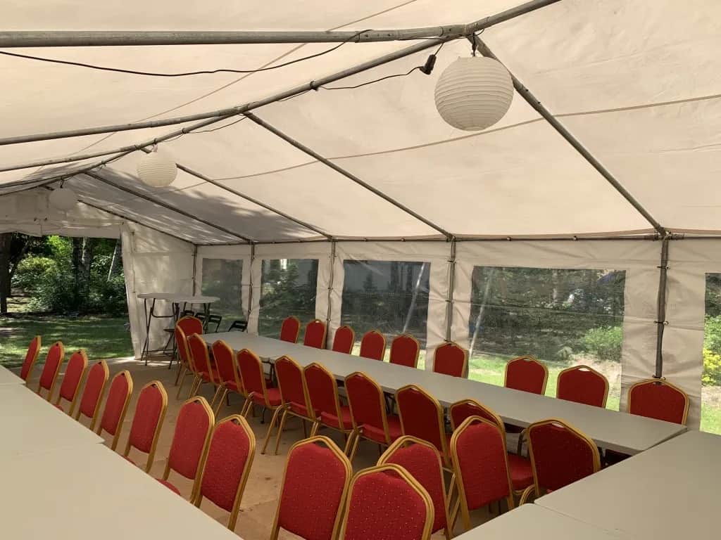 Ile kosztuje wynajem namiotu na komunie? Sprawdź ceny i porady